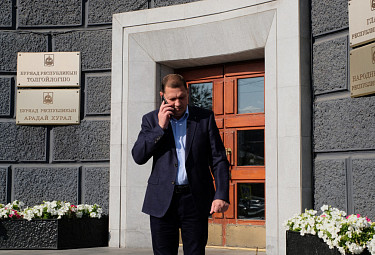 Игорь Шутенков на крыльце резиденции главы Бурятии 
