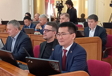 Госдумовцы Николай Будуев (на переднем плане в очках, в красном галстуке) и Вячеслав Дамдинцурунов (в пиджаке, голубой рубашке). Улан-Удэ. Июнь 2023 года Госдумовцы Николай Будуев (на переднем плане в очках, в красном галстуке) и Вячеслав Дамдинцурунов (в пиджаке, голубой рубашке). Улан-Удэ. Июнь 2023 года