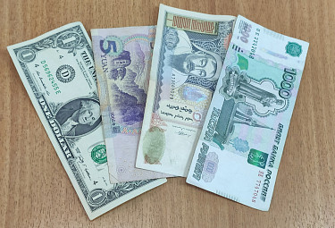Деньги США, КНР, Монголии и России