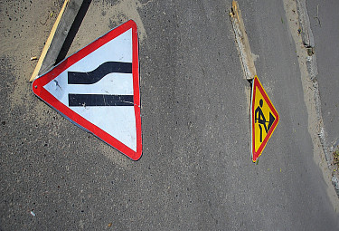 Дорожные знаки предупреждают о строительных работах