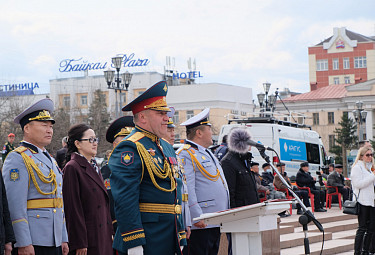 Генерал Валерий Солодчук. Сзади военные Монголии и генкосул г-жа Дэмбэрэл Нямцэрэн (в пальто, в очках). Улан-Удэ 9 мая 2021 года