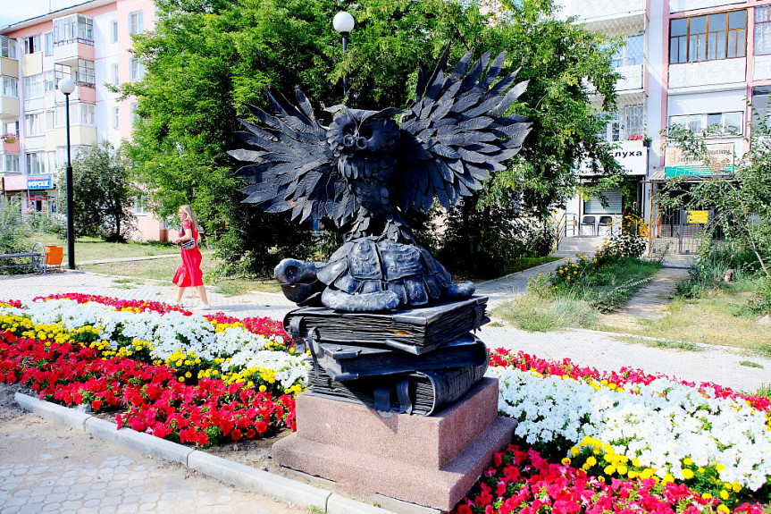 Улан-Удэ. Памятник знаниям и эрудиции (установлен у библиотеки)