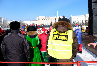 Улан-Удэ. Народный дружинник помогает следить за порядком на празднике