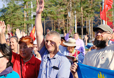 Сергей Иваницкий (в центре) и Алексей Карнаухов (справа) голосуют против пенсионной реформы в РФ. 2 сентября 2018 г.