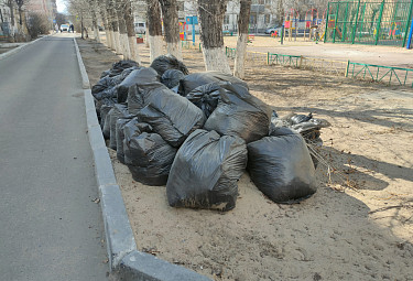 Улан-Удэ. Мешки с мусором свалены в кучу после уборки