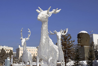 Зимний Улан-Удэ. Три ледяных оленя у памятника Ленину