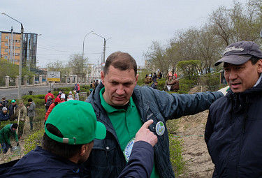 Максим Базаров (слева), Игорь Шутенков (в центре), Олег Екимовский (справа) на озеленении Улан-Удэ 18 мая 2019 года