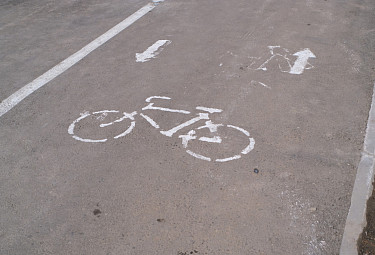 Велосипедная дорожка. Обозначена специальным дорожным знаком на асфальте