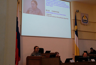 Оксана Алхунова, аудитор Счетной палаты Бурятии, выступает в Народном Хурале Бурятии