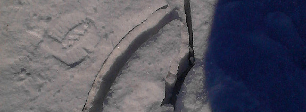 Трещина во времени. На доске по льду. В Улан Удэ на льду Селенги нашли мертвого мужчину. Перенос собак через трещину во льду фото.