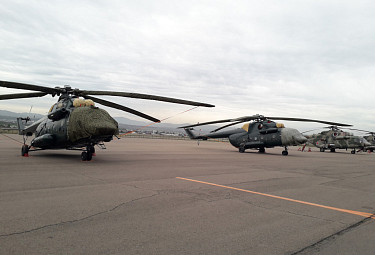 Российские вертолеты на взлетно-посадочной полосе