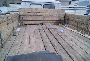 Промбаза. Пустой кузов грузовика - деревянное дно, деревянные борта