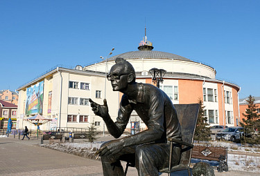 Иркутск. Памятник Гайдаю возле Иркутского цирка