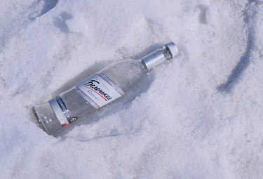 Водка "Беленькая Классика". Выпитая бутылка лежит на снегу