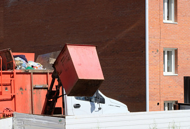 Мусоровоз забирает мусор с контейнерной площадки в жилмассиве (Улан-Удэ, 2020 год)