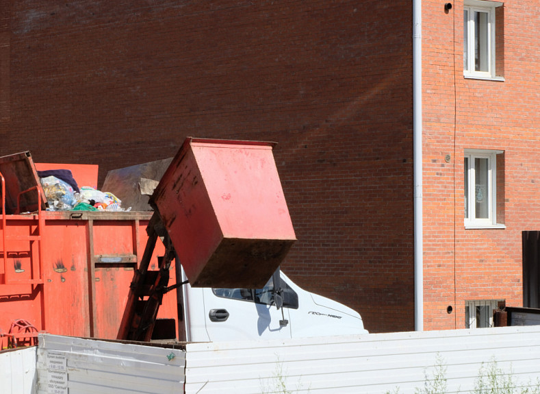 Мусоровоз забирает мусор с контейнерной площадки в жилмассиве (Улан-Удэ, 2020 год)