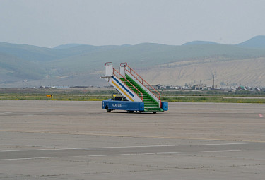 Трап (с символикой Бурятии на боку) в улан-удэнском международном аэропорту "Байкал" ("Мухино")