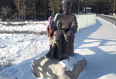Бурятия. Скульптура дедушки с внуком на берегу реки Кынгырги (Тункинский район)