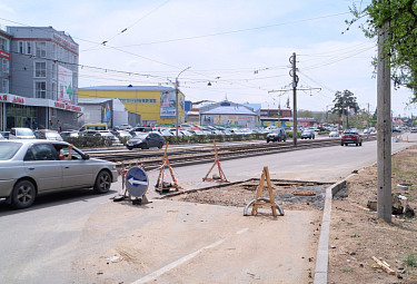 Улан-Удэ. Ремонт двух дорожных провалов на улице Сахьяновой (18 мая 2022 года)