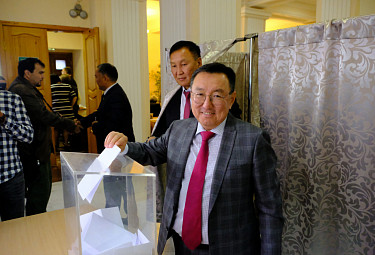 Иринчей Эдуардович Матханов опускает бюллетень на тайном голосовании депутатов парламента Бурятии
