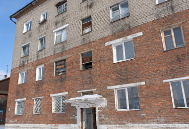 Улан-Удэ. Дом с разбитым подъездом в поселке Кирзавод