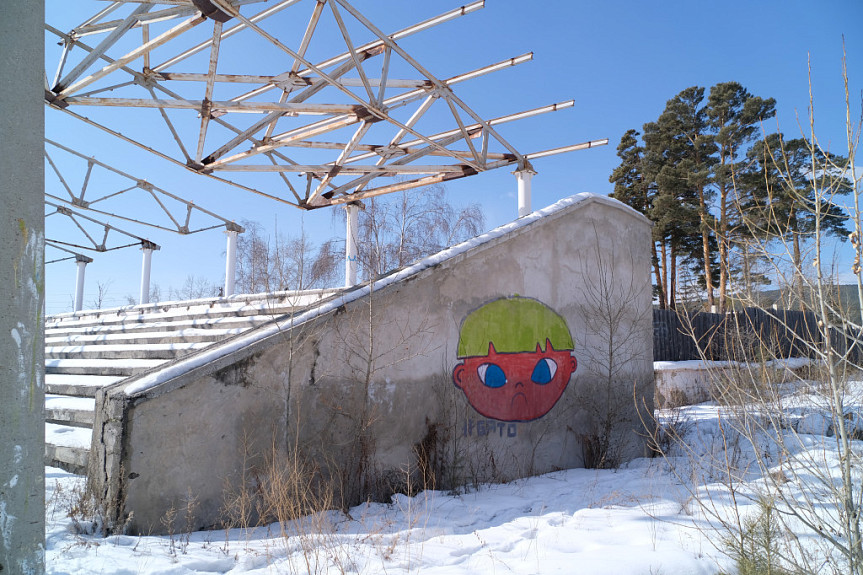 Зимние развалины республиканского ипподрома в Улан-Удэ с граффити