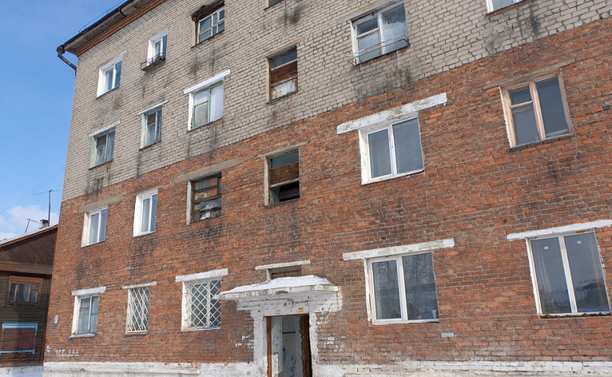 Улан-Удэ. Дом с разбитым подъездом в поселке Кирзавод