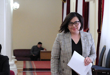 Юлия Жамбалова, Уполномоченный по правам человека в Республике Бурятия, идет выступать на сессии Хурала (24 апреля 2023 года)