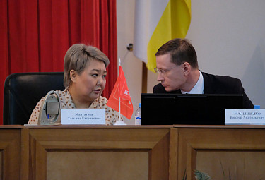 Татьяна Мантатова и Виктор Малышенко в президиуме собрания Ассоциации депутатов-коммунистов Бурятии (2022 год)