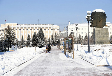 Улан-Удэ. Дворники убирают снег на площади Советов