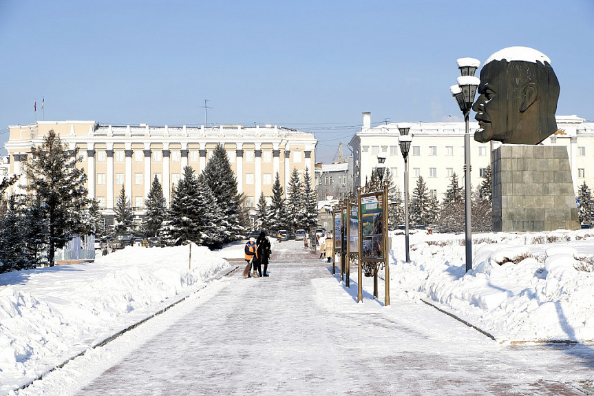 Улан-Удэ. Дворники убирают снег на площади Советов