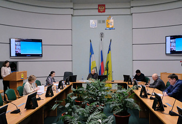 Комитет по социальной политике Улан-Удэнского горсовета. Заседание ведет Денис Викторович Гармаев. 2022 год