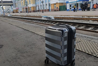 ������ ����-���. ������� �� ��������������� ������� ����� �����. Suitcase on the railway platform in Ulan-Ude