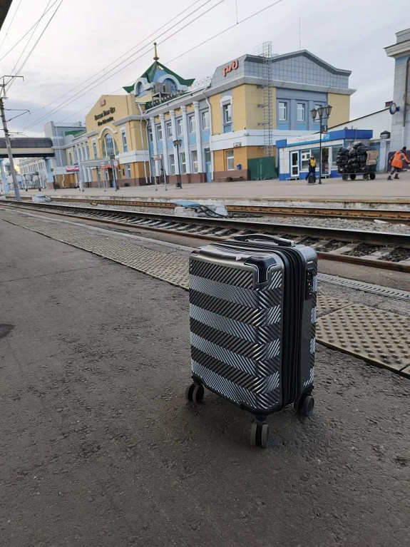 ������ ����-���. ������� �� ��������������� ������� ����� �����. Suitcase on the railway platform in Ulan-Ude