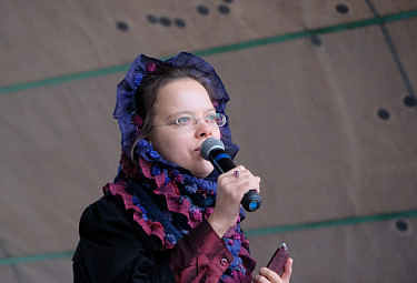 Бурятская правозащитница Надежда Низовкина выступает на митинге за освобождение арестованных. Улан-Удэ 29 сентября 2019 года