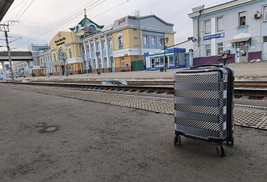 ����-���. ��������������� ������. ������� �� ������� ����� �������. Suitcase on the railway platform in Ulan-Ude