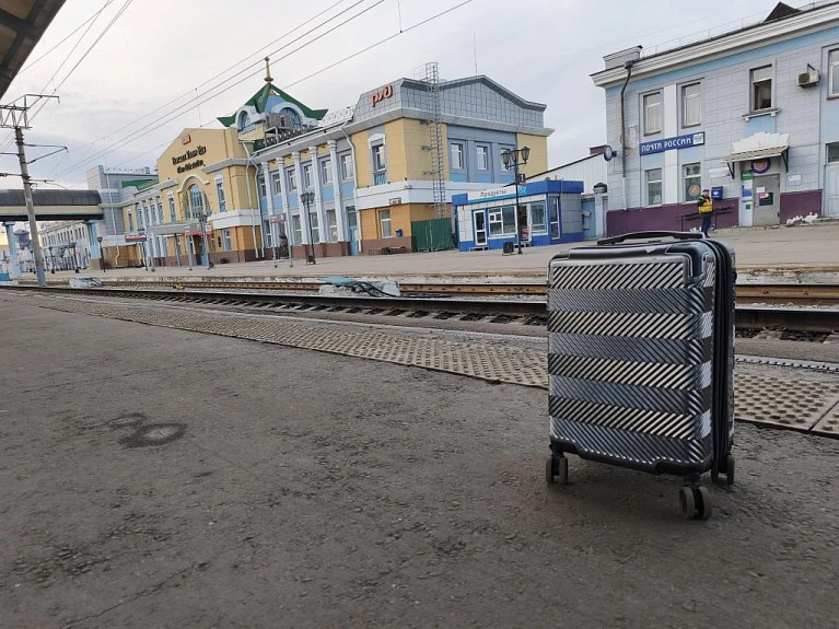 ����-���. ��������������� ������. ������� �� ������� ����� �������. Suitcase on the railway platform in Ulan-Ude