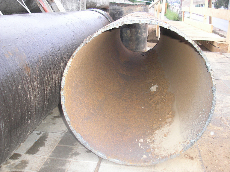 315 труба для ливневой канавы. Труба металлическая. Римский водопровод свинцовые трубы. Труба д 1420. Канализационный коллектор.