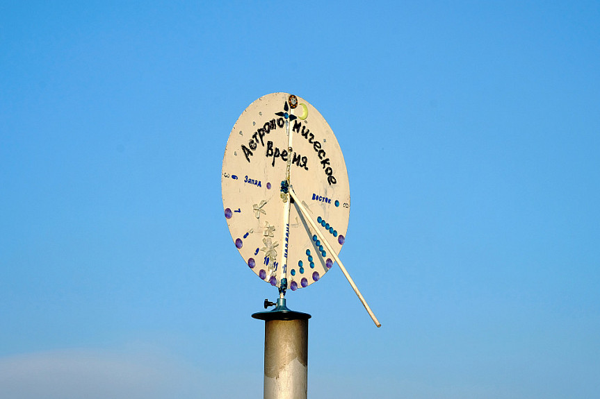 Улан-Удэ. Астрономические часы на крыше обсерватории Бурятского госуниверситета на фоне неба