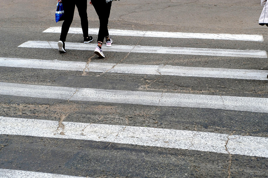 Пешеходы на пешеходной "зебре"