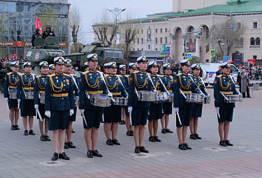 Военные барабанщицы готовятся открыть военный парад в честь 77-летия Победы над гитлеровской Германией (Улан-Удэ, Площадь Советов, 9 мая 2022 года)